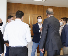A TIM Brasil anunciou, nesta quinta-feira (15), que estenderá sua rede 4G para novos pontos no Interior do Estado. O novo plano foi anunciado no Palácio Iguaçu, pelo governador Carlos Massa Ratinho Junior e pelo CEO da TIM Brasil, Pietro Labriola.  -   Curitiba, 15/04/2021  -  Foto: Jonathan Campos/AEN