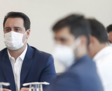 A TIM Brasil anunciou, nesta quinta-feira (15), que estenderá sua rede 4G para novos pontos no Interior do Estado. O novo plano foi anunciado no Palácio Iguaçu, pelo governador Carlos Massa Ratinho Junior e pelo CEO da TIM Brasil, Pietro Labriola.  -   Curitiba, 15/04/2021  -  Foto: Jonathan Campos/AEN