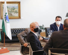 A TIM Brasil anunciou, nesta quinta-feira (15), que estenderá sua rede 4G para novos pontos no Interior do Estado. O novo plano foi anunciado no Palácio Iguaçu, pelo governador Carlos Massa Ratinho Junior e pelo CEO da TIM Brasil, Pietro Labriola.  -   Curitiba, 15/04/2021  -  Foto: Jonathan Campos/AEN