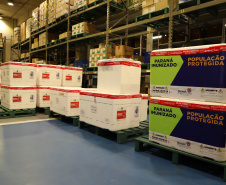 VACINAS ? Os medicamentos foram distribuídos às 22 Regionais de Saúde do Estado juntamente das 363.340 doses do 13º lote de vacinas contra Covid-19 e de 292.800 doses de vacina contra Influenza. - Curitiba, 16/04/2021 - Foto: Ari Dias/AEN