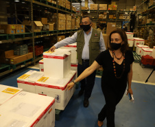 Mais 363.340 doses de vacinas contra o coronavírus foram distribuídas às 22 Regionais de Saúde do Paraná nesta sexta-feira (16). A 13ª remessa recebida pelo Ministério da Saúde é composta por 138.090 doses da CoronaVac, produzida pelo Instituto Butantan/Sinovac, e 225.250 doses da Covishield, produzida pela Universidade de Oxford/AstraZeneca/Fiocruz. - Curitiba, 16/04/2021  -  Foto: Ari Dias/AEN