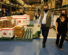 Mais 363.340 doses de vacinas contra o coronavírus foram distribuídas às 22 Regionais de Saúde do Paraná nesta sexta-feira (16). A 13ª remessa recebida pelo Ministério da Saúde é composta por 138.090 doses da CoronaVac, produzida pelo Instituto Butantan/Sinovac, e 225.250 doses da Covishield, produzida pela Universidade de Oxford/AstraZeneca/Fiocruz. - Curitiba, 16/04/2021  -  Foto: Ari Dias/AEN