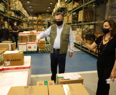 Mais 363.340 doses de vacinas contra o coronavírus foram distribuídas às 22 Regionais de Saúde do Paraná nesta sexta-feira (16). A 13ª remessa recebida pelo Ministério da Saúde é composta por 138.090 doses da CoronaVac, produzida pelo Instituto Butantan/Sinovac, e 225.250 doses da Covishield, produzida pela Universidade de Oxford/AstraZeneca/Fiocruz. - Curitiba, 16/04/2021  -  Foto: Ari Dias/AEN