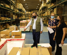 Mais 363.340 doses de vacinas contra o coronavírus foram distribuídas às 22 Regionais de Saúde do Paraná nesta sexta-feira (16). A 13ª remessa recebida pelo Ministério da Saúde é composta por 138.090 doses da CoronaVac, produzida pelo Instituto Butantan/Sinovac, e 225.250 doses da Covishield, produzida pela Universidade de Oxford/AstraZeneca/Fiocruz. - Curitiba, 16/04/2021  -  Foto: Ari Dias/AEN