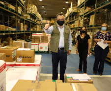 Mais 363.340 doses de vacinas contra o coronavírus foram distribuídas às 22 Regionais de Saúde do Paraná nesta sexta-feira (16). A 13ª remessa recebida pelo Ministério da Saúde é composta por 138.090 doses da CoronaVac, produzida pelo Instituto Butantan/Sinovac, e 225.250 doses da Covishield, produzida pela Universidade de Oxford/AstraZeneca/Fiocruz. Na foto, o secretário estadual da Saúde, Beto Preto  - Curitiba, 16/04/2021  -  Foto: Ari Dias/AEN