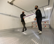 Um novo carregamento com 368.050 doses de vacinas contra a Covid-19 chega  no Centro de Medicamentos do Paraná (Cemepar), em Curitiba, na noite desta quinta-feira (15).  São 142.800 doses da CoronaVac/Butantan e 225.250 doses da vacina de Oxford/AstraZeneca/Fiocruz.Foto: Geraldo Bubniak/AEN