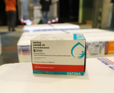 Um novo carregamento com 368.050 doses de vacinas contra a Covid-19 chega  no Centro de Medicamentos do Paraná (Cemepar), em Curitiba, na noite desta quinta-feira (15).  São 142.800 doses da CoronaVac/Butantan e 225.250 doses da vacina de Oxford/AstraZeneca/Fiocruz.Foto: Geraldo Bubniak/AEN