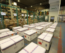 Um novo carregamento com 368.050 doses de vacinas contra a Covid-19 chega  no Centro de Medicamentos do Paraná (Cemepar), em Curitiba, na noite desta quinta-feira (15).  São 142.800 doses da CoronaVac/Butantan e 225.250 doses da vacina de Oxford/AstraZeneca/Fiocruz.Foto: Geraldo Bubniak/AEN