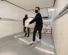 Um novo carregamento com 368.050 doses de vacinas contra a Covid-19 chega  no Centro de Medicamentos do Paraná (Cemepar), em Curitiba, na noite desta quinta-feira (15).  São 142.800 doses da CoronaVac/Butantan e 225.250 doses da vacina de Oxford/AstraZeneca/Fiocruz.Foto: Geraldo Bubniak/AEN