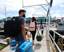 Nesta segunda-feira (19) no Terminal de Embarque de Pontal do Sul, o secretário de Infraestrutura e Logística do Paraná, Sandro Alex, assinou o convênio que formaliza a parceria entre o Estado e as prefeituras de Pontal do Paraná e de Paranaguá  -  Pontal do Paraná, 19/04/2021  -  Foto: Rodrigo Félix Leal/INFRA