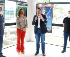 Nesta segunda-feira (19) no Terminal de Embarque de Pontal do Sul, o secretário de Infraestrutura e Logística do Paraná, Sandro Alex, assinou o convênio que formaliza a parceria entre o Estado e as prefeituras de Pontal do Paraná e de Paranaguá  -  Pontal do Paraná, 19/04/2021  -  Foto: Rodrigo Félix Leal/INFRA
