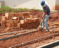 Famílias interessadas em adquirir uma das 25 novas moradias do programa Casa Fácil Paraná, construídas pelo Governo do Estado em Prudentópolis, têm até 30 de abril para se inscreverem no processo seletivo. Podem participar da seleção pessoas com renda familiar mensal de um a seis salários mínimos e que não possuem casa própria, a partir da inscrição no site cohapar.pr.gov.br/cadastro. (Foto: Alessandro Vieira / AEN)