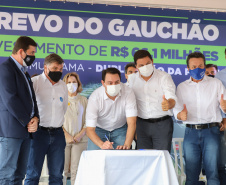 O governador Carlos Massa Ratinho Junior lança nesta sexta-feira (23) a pedra fundamental das obras de modernização do Trevo Gauchão e da duplicação da PR-323 no perímetro urbano de Umuarama. O investimento é de R$ 66,1 milhões. 23/04/2021 - Foto: Geraldo Bubniak/AEN