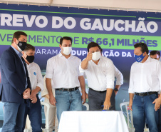 O governador Carlos Massa Ratinho Junior lança nesta sexta-feira (23) a pedra fundamental das obras de modernização do Trevo Gauchão e da duplicação da PR-323 no perímetro urbano de Umuarama. O investimento é de R$ 66,1 milhões. 23/04/2021 - Foto: Geraldo Bubniak/AEN