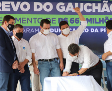 O governador Carlos Massa Ratinho Junior lança nesta sexta-feira (23) a pedra fundamental das obras de modernização do Trevo Gauchão e da duplicação da PR-323 no perímetro urbano de Umuarama. O investimento é de R$ 66,1 milhões. 23/04/2021 - Foto: Geraldo Bubniak/AEN