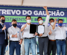 O governador Carlos Massa Ratinho Junior lança nesta sexta-feira (23) a pedra fundamental das obras de modernização do Trevo Gauchão e da duplicação da PR-323 no perímetro urbano de Umuarama. O investimento é de R$ 66,1 milhões. 23/04/2021 - Foto: Geraldo Bubniak/AEN