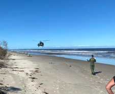 BPMOA e bombeiros fazem resgate após barco virar no mar na Ilha de Superagui, no litoral do estado. Foto:BPMOA