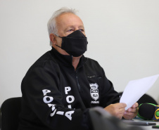 O delegado da PCPR, Luiz Carlos, concede  entrevista na Delegacia Móvel de Atendimento a Futebol e Eventos,  referente a inquérito policial para apurar a suspeita de falsificação de testes de Covid-19, de jogadores de um clube de futebol da região Oeste do Estado. Foto: Geraldo Bubniak/AEN