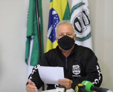 O delegado da PCPR, Luiz Carlos, concede  entrevista na Delegacia Móvel de Atendimento a Futebol e Eventos,  referente a inquérito policial para apurar a suspeita de falsificação de testes de Covid-19, de jogadores de um clube de futebol da região Oeste do Estado. Foto: Geraldo Bubniak/AEN