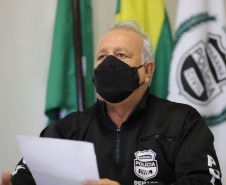 O delegado da PCPR, Luiz Carlos, concede  entrevista na Delegacia Móvel de Atendimento a Futebol e Eventos,  referente a inquérito policial para apurar a suspeita de falsificação de testes de Covid-19, de jogadores de um clube de futebol da região Oeste do Estado. Foto: Geraldo Bubniak/AEN