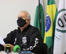 O delegado da PCPR, Luiz Carlos, concede  entrevista na Delegacia Móvel de Atendimento a Futebol e Eventos,  referente a inquérito policial para apurar a suspeita de falsificação de testes de Covid-19, de jogadores de um clube de futebol da região Oeste do Estado. Foto: Geraldo Bubniak/AEN