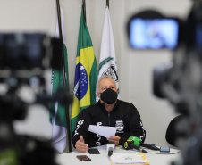 O delegado da PCPR, Luiz Carlos, concede  entrevista na Delegacia Móvel de Atendimento a Futebol e Eventos,  referente a inquérito policial para apurar a suspeita de falsificação de testes de Covid-19, de jogadores de um clube de futebol da região Oeste do Estado. Foto: Geraldo Bubniak/AEN