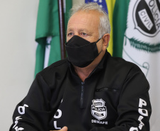 O delegado da PCPR, Luiz Carlos, concede  entrevista na Delegacia Móvel de Atendimento a Futebol e Eventos,  referente a inquérito policial para apurar a suspeita de falsificação de testes de Covid-19, de jogadores de um clube de futebol da região Oeste do Estado. Foto: Geraldo Bubniak/AEN