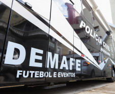 O delegado da PCPR, Luiz Carlos, concede  entrevista na Delegacia Móvel de Atendimento a Futebol e Eventos,  referente a inquérito policial para apurar a suspeita de falsificação de testes de Covid-19, de jogadores de um clube de futebol da região Oeste do Estado. Foto: Geraldo Bubniak/AEN