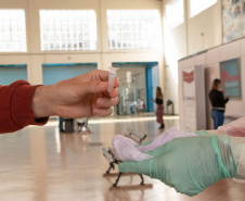 Neste domingo (02) e segunda (03), a Universidade Estadual de Ponta Grossa realiza o Vestibular 2020, adiado por conta da pandemia de Covid-19.  Para a realização presencial das provas, a Coordenadoria de Processos de Seleção adota um rígido protocolo de biossegurança, que teve início na segunda (26), com a testagem dos colaboradores que irão trabalhar nos locais de prova. - Ponta Grossa, 27/04/2021  -  Foto: Jéssica Natal/UEPG