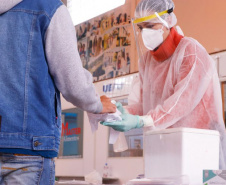 Neste domingo (02) e segunda (03), a Universidade Estadual de Ponta Grossa realiza o Vestibular 2020, adiado por conta da pandemia de Covid-19.  Para a realização presencial das provas, a Coordenadoria de Processos de Seleção adota um rígido protocolo de biossegurança, que teve início na segunda (26), com a testagem dos colaboradores que irão trabalhar nos locais de prova. - Ponta Grossa, 27/04/2021  -  Foto: Jéssica Natal/UEPG