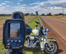 As equipes do Batalhão de Polícia Rodoviária (BPRv) estão ativas com fiscalizações para inibir o excesso de velocidade em toda a malha rodoviária estadual. A análise da unidade dos primeiros três meses deste ano aponta um dado alarmante sobre a segurança viária: o aumento de 345% de flagrantes de motoristas em velocidade acima do permitido em relação ao primeiro trimestre do ano passado. -  Curitiba, 27/04/2021 - Foto: SESP/PR
