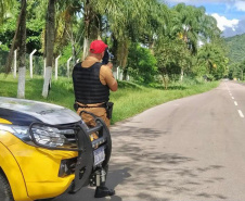 As equipes do Batalhão de Polícia Rodoviária (BPRv) estão ativas com fiscalizações para inibir o excesso de velocidade em toda a malha rodoviária estadual. A análise da unidade dos primeiros três meses deste ano aponta um dado alarmante sobre a segurança viária: o aumento de 345% de flagrantes de motoristas em velocidade acima do permitido em relação ao primeiro trimestre do ano passado. -  Curitiba, 27/04/2021 - Foto: SESP/PR