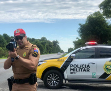 As equipes do Batalhão de Polícia Rodoviária (BPRv) estão ativas com fiscalizações para inibir o excesso de velocidade em toda a malha rodoviária estadual. A análise da unidade dos primeiros três meses deste ano aponta um dado alarmante sobre a segurança viária: o aumento de 345% de flagrantes de motoristas em velocidade acima do permitido em relação ao primeiro trimestre do ano passado. -  Curitiba, 27/04/2021 - Foto: SESP/PR