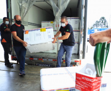 O voo comercial da companhia Gol pousa no Aeroporto Internacional Afonso Pena, em São José dos Pinhais, na Região Metropolitana de Curitiba, às 10h05. Logo em seguida as doses serão encaminhadas para o Centro de Medicamentos do Paraná (Cemepar), onde serão separadas para encaminhamento para as 22 Regionais de Saúde.
Foto: Jose Fernando Ogura/AEN
