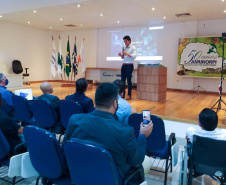O Governo do Estado, por meio da Secretaria do Planejamento e Projetos Estruturantes, realizou nesta semana as primeiras oficinas do Programa Paraná Produtivo. O programa pretende identificar potenciais e carências das regiões e planejar um desenvolvimento produtivo integrado entre os municípios. O secretário do Planejamento, Valdemar Bernardo Jorge, fez a abertura dos dois eventos.   -  30/04/2021  -  Foto: Divulgação Secretaria do  Planejamento