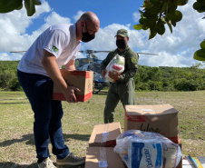 A empresa Portos do Paraná se envolveu novamente nesta sexta-feira (30) na campanha Cesta Solidária no Litoral, distribuindo cestas básicas às comunidades e locais mais isolados do Paraná. Para agilizar, foi utilizado um helicóptero que levou as cestas até as comunidades de Serra Negra e Praia Deserta, em Guaraqueçaba; à Barra do Ararapira, no Superagui; e a mais uma comunidade Quilombola.  -  Paranaguá, 30/04/2021  -  Foto: Claudio Neves/Portos do Paraná