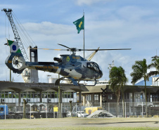 A empresa Portos do Paraná se envolveu novamente nesta sexta-feira (30) na campanha Cesta Solidária no Litoral, distribuindo cestas básicas às comunidades e locais mais isolados do Paraná. Para agilizar, foi utilizado um helicóptero que levou as cestas até as comunidades de Serra Negra e Praia Deserta, em Guaraqueçaba; à Barra do Ararapira, no Superagui; e a mais uma comunidade Quilombola.  -  Paranaguá, 30/04/2021  -  Foto: Claudio Neves/Portos do Paraná