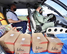 A empresa Portos do Paraná se envolveu novamente nesta sexta-feira (30) na campanha Cesta Solidária no Litoral, distribuindo cestas básicas às comunidades e locais mais isolados do Paraná. Para agilizar, foi utilizado um helicóptero que levou as cestas até as comunidades de Serra Negra e Praia Deserta, em Guaraqueçaba; à Barra do Ararapira, no Superagui; e a mais uma comunidade Quilombola.  -  Paranaguá, 30/04/2021  -  Foto: Claudio Neves/Portos do Paraná