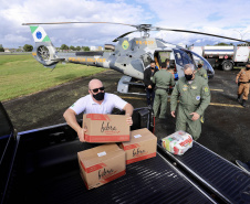 A empresa Portos do Paraná se envolveu novamente nesta sexta-feira (30) na campanha Cesta Solidária no Litoral, distribuindo cestas básicas às comunidades e locais mais isolados do Paraná. Para agilizar, foi utilizado um helicóptero que levou as cestas até as comunidades de Serra Negra e Praia Deserta, em Guaraqueçaba; à Barra do Ararapira, no Superagui; e a mais uma comunidade Quilombola.  -  Paranaguá, 30/04/2021  -  Foto: Claudio Neves/Portos do Paraná