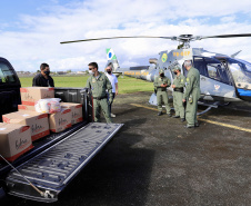 A empresa Portos do Paraná se envolveu novamente nesta sexta-feira (30) na campanha Cesta Solidária no Litoral, distribuindo cestas básicas às comunidades e locais mais isolados do Paraná. Para agilizar, foi utilizado um helicóptero que levou as cestas até as comunidades de Serra Negra e Praia Deserta, em Guaraqueçaba; à Barra do Ararapira, no Superagui; e a mais uma comunidade Quilombola.  -  Paranaguá, 30/04/2021  -  Foto: Claudio Neves/Portos do Paraná