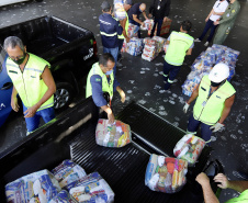 A empresa Portos do Paraná se envolveu novamente nesta sexta-feira (30) na campanha Cesta Solidária no Litoral, distribuindo cestas básicas às comunidades e locais mais isolados do Paraná. Para agilizar, foi utilizado um helicóptero que levou as cestas até as comunidades de Serra Negra e Praia Deserta, em Guaraqueçaba; à Barra do Ararapira, no Superagui; e a mais uma comunidade Quilombola.  -  Paranaguá, 30/04/2021  -  Foto: Claudio Neves/Portos do Paraná
