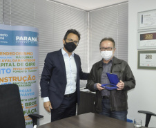 O empregado número 01 da Fomento Paraná, Claudio Massaru Shigueoka, que atualmente coordenava a área de Planejamento e Gestão Estratégica, foi homenageado pela diretoria em um evento semipresencial na manhã desta sexta (30), seu último dia de trabalho na instituição à qual se dedicou por 16 anos. - curitiba, 30/04/2021  -  Foto: Fomento Paraná