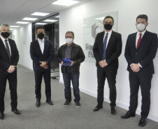 O empregado número 01 da Fomento Paraná, Claudio Massaru Shigueoka, que atualmente coordenava a área de Planejamento e Gestão Estratégica, foi homenageado pela diretoria em um evento semipresencial na manhã desta sexta (30), seu último dia de trabalho na instituição à qual se dedicou por 16 anos. - curitiba, 30/04/2021  -  Foto: Fomento Paraná