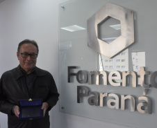 O empregado número 01 da Fomento Paraná, Claudio Massaru Shigueoka, que atualmente coordenava a área de Planejamento e Gestão Estratégica, foi homenageado pela diretoria em um evento semipresencial na manhã desta sexta (30), seu último dia de trabalho na instituição à qual se dedicou por 16 anos. - curitiba, 30/04/2021  -  Foto: Fomento Paraná