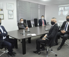 O empregado número 01 da Fomento Paraná, Claudio Massaru Shigueoka, que atualmente coordenava a área de Planejamento e Gestão Estratégica, foi homenageado pela diretoria em um evento semipresencial na manhã desta sexta (30), seu último dia de trabalho na instituição à qual se dedicou por 16 anos. - curitiba, 30/04/2021  -  Foto: Fomento Paraná
