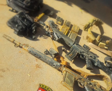Dois fuzis, carregadores e munições de policiais militares foram localizados por bombeiros militares do Grupo de Operações de Socorro Tático (GOST) do Corpo de Bombeiro do Paraná, nesta sexta-feira (29/04), durante a Operação Remanso. A ação de busca aquática, que já dura 16 dias, conta com apoio de unidades da PMPR e possibilitou a localização do armamento no Rio Paraná, em Alto Paraíso, no Noroeste do estado.  Curitiba, 01/05/2021  -  Foto: SESP/PR