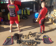 Dois fuzis, carregadores e munições de policiais militares foram localizados por bombeiros militares do Grupo de Operações de Socorro Tático (GOST) do Corpo de Bombeiro do Paraná, nesta sexta-feira (29/04), durante a Operação Remanso. A ação de busca aquática, que já dura 16 dias, conta com apoio de unidades da PMPR e possibilitou a localização do armamento no Rio Paraná, em Alto Paraíso, no Noroeste do estado.  Curitiba, 01/05/2021  -  Foto: SESP/PR