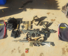 Dois fuzis, carregadores e munições de policiais militares foram localizados por bombeiros militares do Grupo de Operações de Socorro Tático (GOST) do Corpo de Bombeiro do Paraná, nesta sexta-feira (29/04), durante a Operação Remanso. A ação de busca aquática, que já dura 16 dias, conta com apoio de unidades da PMPR e possibilitou a localização do armamento no Rio Paraná, em Alto Paraíso, no Noroeste do estado.  Curitiba, 01/05/2021  -  Foto: SESP/PR