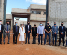 A construção da Cadeia Pública de Ponta Grossa, nos Campos Gerais, segue em andamento e já tem 60% das obras executadas. A previsão é que a entrega seja feita ao Departamento Penitenciário do Paraná (Depen-PR) ainda neste ano. O secretário da Segurança Pública, Romulo Marinho Soares, visitou as obras e destacou que a unidade faz parte de um projeto do Governo do Estado de ampliação do sistema prisional do Paraná.  -  Ponta Grossa, 03/05/2021  -  Foto: SESP/PR