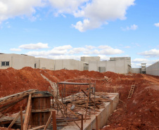 A construção da Cadeia Pública de Ponta Grossa, nos Campos Gerais, segue em andamento e já tem 60% das obras executadas. A previsão é que a entrega seja feita ao Departamento Penitenciário do Paraná (Depen-PR) ainda neste ano. O secretário da Segurança Pública, Romulo Marinho Soares, visitou as obras e destacou que a unidade faz parte de um projeto do Governo do Estado de ampliação do sistema prisional do Paraná.  -  Ponta Grossa, 03/05/2021  -  Foto: SESP/PR